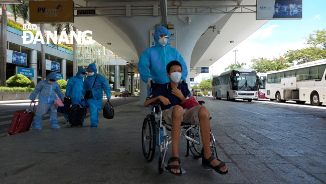 Elderly and disabled people are facilitated by functional forces during their transportation to hotels which are temporarily designated for medical quarantine.