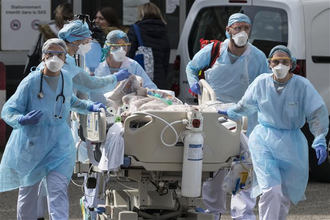 Nhân viên y tế chuyển bệnh nhân Covid-19 tại bệnh viện ở Mulhouse, miền Đông Pháp. Ảnh: AFP/TTXVN
