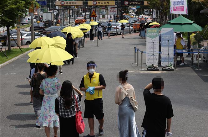 Người dân xếp hàng chờ xét nghiệm Covid-19 tại Seoul, Hàn Quốc, ngày 13-7-2021. Ảnh: Yonhap/ TTXVN