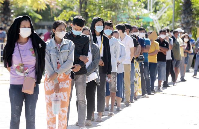 Người dân xếp hàng chờ tiêm vaccine phòng Covid-19 tại Phnom Penh, Campuchia, ngày 2-7-2021. Ảnh: THX/ TTXVN