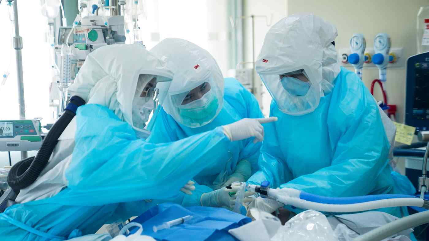 Các bác sĩ và điều dưỡng điều trị một bệnh nhân Covid-19 tại Bệnh viện King Chulalongkorn Memorial ở thủ đô Bangkok, Thái Lan. 										       Ảnh: Reuters