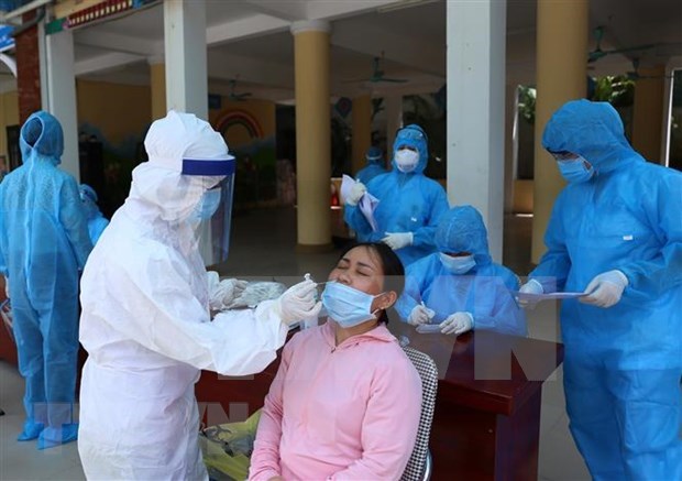 Taking samples of residents in Hanoi's Hai Ba Trung district for COVID-19 testing (Photo: VNA)