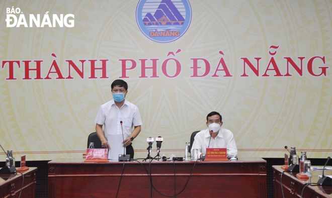 Municipal Party Committee Standing Deputy Secretary Luong Nguyen Minh Triet (left) delivered his address at the online meeting on Wednesday afternoon to discuss measures to mitigate further spread of COVID-19. Photo: LE HUNG