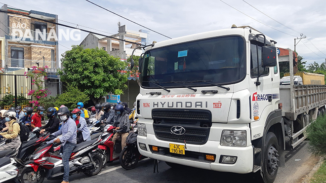 Ùn tắc  ở trạm kiểm soát  của tỉnh Quảng Nam giáp địa bàn thành phố Đà Nẵng trên Quốc lộ 1A. Ảnh: THÀNH LÂN