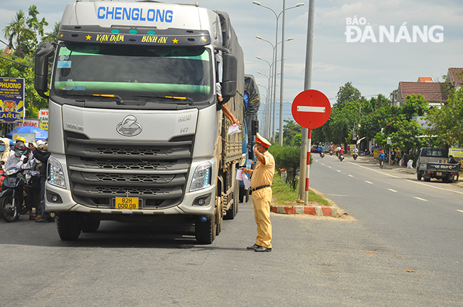 Lực lượng chức năng tỉnh Quảng Nam hướng dẫn xe lưu thông. Ảnh: THÀNH LÂN