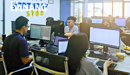 Starting up in the IT industry is considered a burgeoning trend in Viet Nam and around the world at large. Employees are seen working at a Da Nang-based IT company (Photo taken in April 2021 by Quynh Trang)
