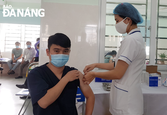 Health care workers in Son Tra District get vaccinated for COVID-19. Photo: PHAN CHUNG