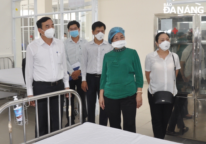 Chủ tịch UBND thành phố Lê Trung Chinh (trái) kiểm tra thực tế bệnh viện dã chiến tại Khu ký túc xá phía tây thành phố chiều 22-7. Ảnh: LÊ HÙNG