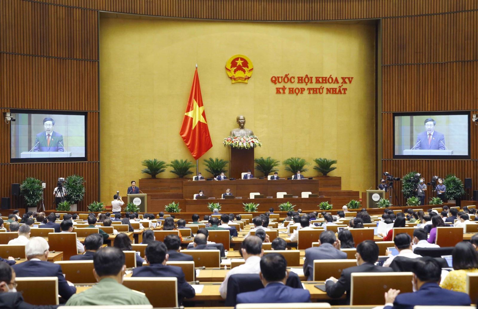 Phó Thủ tướng Chính phủ nhiệm kỳ 2016-2021 Phạm Bình Minh trình bày Báo cáo trước Quốc hội. Ảnh: Doãn Tấn/TTXVN