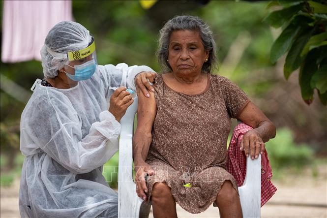 Người dân được tiêm phòng vaccine ngừa COVID-19 gần Manaus, bang Amazonas, Brazil ngày 9/2/2021. Ảnh: AFP/TTXVN