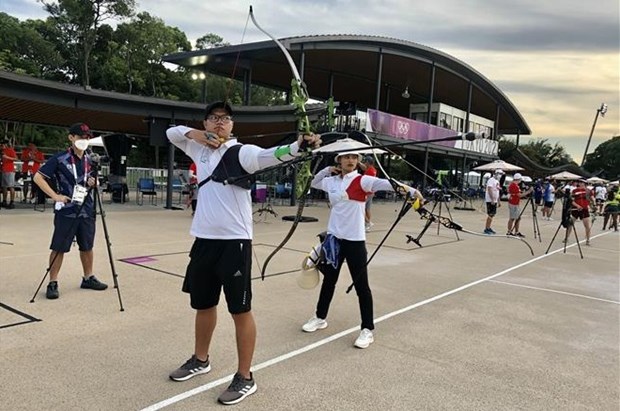 Vietnamese archers Nguyen Hoang Phi Vu and Do Thi Anh Nguyet in a training session in Tokyo, Japan (Photo: VNA)