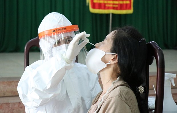 A medical worker takes sample for COVID-19 testing (Photo: VNA) 