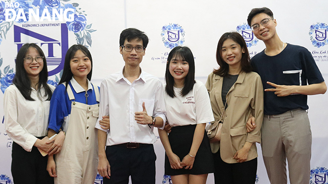 Teacher Le Minh Hieu (third from left) with his students. Photo taken at the end of 2020. Photo: K.N