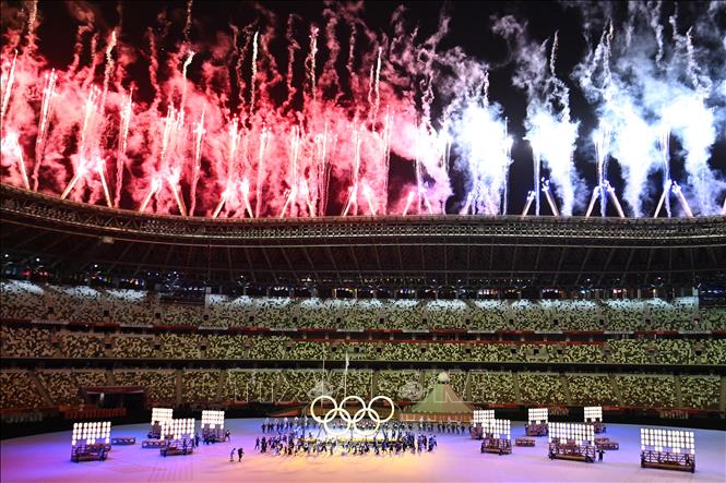Pháo hoa thắp sáng bầu trời tại lễ khai mạc Olympic Tokyo 2020 trên sân vận động Olympic ở thủ đô Tokyo, Nhật Bản, ngày 23/7/2021. Ảnh: AFP/TTXVN