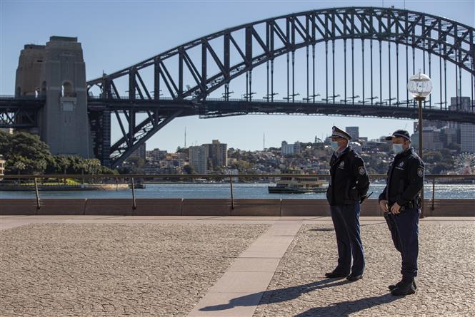 Cảnh sát gác gần khu vực Cầu cảng Sydney, Australia, ngày 18/7/2021. Ảnh: THX/TTXVN