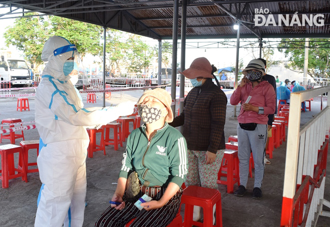 Tiểu thương bán cá tại các chợ trên địa bàn thành phố được lấy mẫu xét nghiệm tại khu vực cảng cá Thọ Quang và chợ đầu mối thủy sản Đà Nẵng. Ảnh: HOÀNG HIỆP