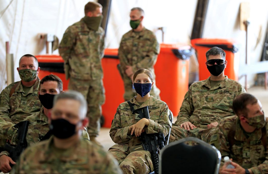 Binh lính Mỹ tham dự lễ chuyển giao một căn cứ quân sự ở phía bắc thủ đô Baghdad cho lực lượng Iraq ngày 23-4-2020. 					Ảnh: Reuters