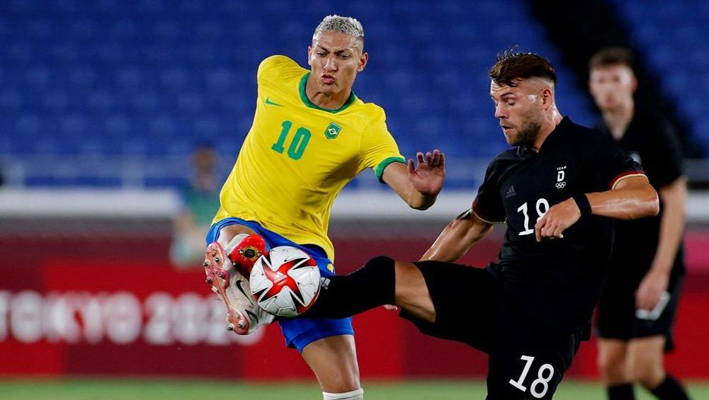 Sự tỏa sáng của Richarlison (áo vàng) với cú hat-trick đã giúp Olympic Brazil giành được trận thắng 4-2 trước Olympic Đức (áo đen) để tạm chiếm ưu thế ở bảng D.				          			                 Ảnh: Beinsports