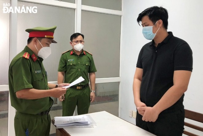 Cơ quan cảnh sát điều tra, Công an thành phố thực hiện lệnh bắt tạm giam đối tượng Nguyễn Lâm Mạnh (phải). Ảnh: L.H