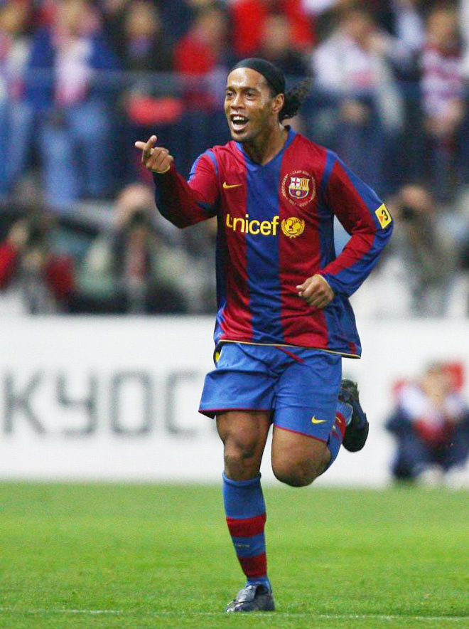 Ở tuổi 41, Ronaldinho vẫn giữ được kỹ thuật rất tốt trong trận đấu giao hữu tại Tel Aviv, Israel đêm 20-7. Ảnh: AFP