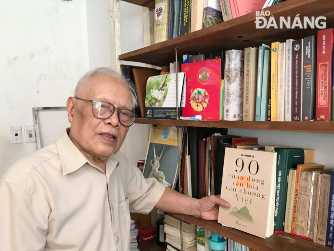 GS. Phong Lê với cuốn 90 chân dung văn hóa, văn chương Việt. Ảnh: THƯ HOÀNG