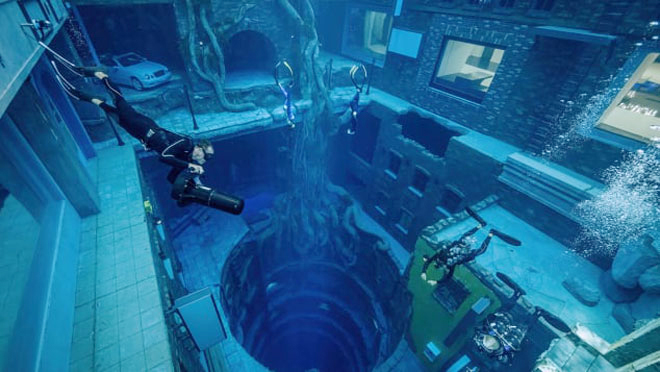 Bể lặn Deep Dive Dubai có độ sâu 60m. Ảnh: CNN