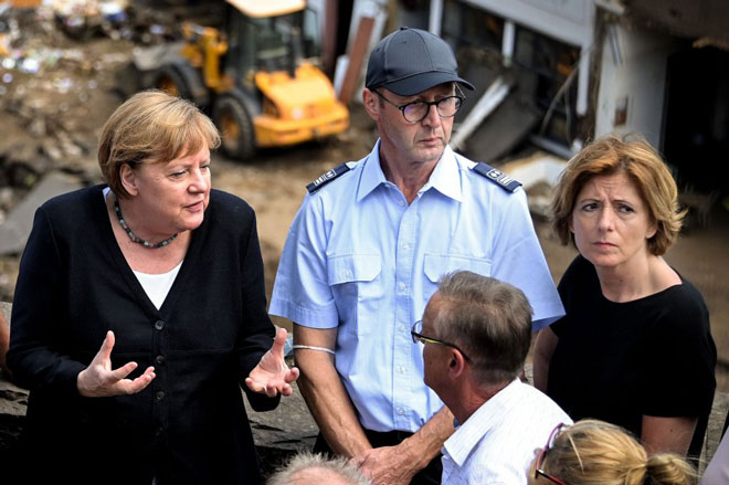 Thăm thị trấn Schuld, bang Rhin-Palatinate, nơi chịu thiệt hại nặng nề vì lũ lụt, Thủ tướng Đức Angela Merkel (bìa trái) nói rằng “không thể mô tả được sự tàn phá này bằng ngôn ngữ Đức”.  Ảnh: EPA-EFE