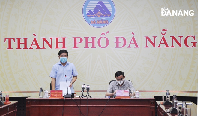 Phó Bí thư Thường trực Thành ủy Lương Nguyễn Minh Triết (trái) phát biểu tại cuộc họp chiều 24-7. Ảnh: LÊ HÙNG