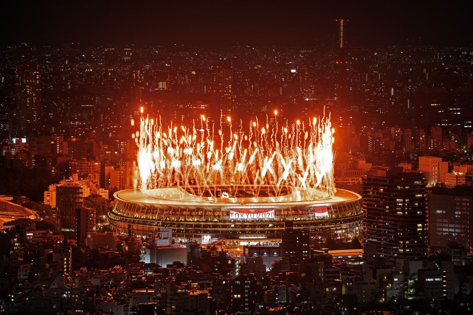  Chú thích ảnh Pháo hoa thắp sáng bầu trời tại lễ khai mạc Olympic Tokyo 2020 ở Tokyo, Nhật Bản, ngày 23/7/2021. Ảnh: AFP/ TTXVN