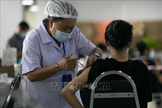 Nhân viên y tế tiêm vaccine phòng Covid-19 cho người dân tại thủ đô Viêng Chăn, Lào ngày 17-6-2021. Ảnh: THX/TTXVN