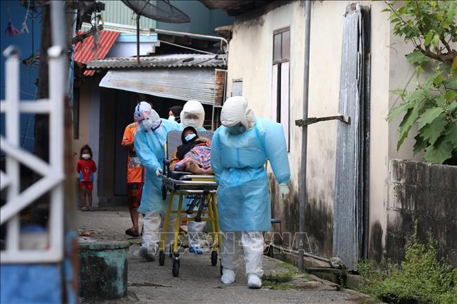 Nhân viên y tế chuyển bệnh nhân Covid-19 tới bệnh viện tại Pattani, miền Nam Thái Lan ngày 19-7-2021. Ảnh: AFP/TTXVN