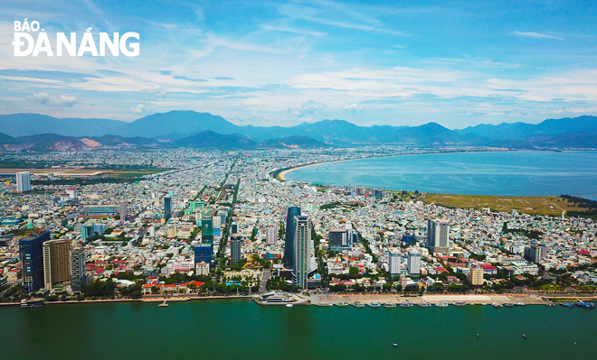 Quận Hải Châu đang tập trung công tác tái thiết đô thị để nâng tầm phát triển.  Trong ảnh: Một góc quận Hải Châu nhìn từ bờ Tây sông Hàn.Ảnh: TRIỆU TÙNG	