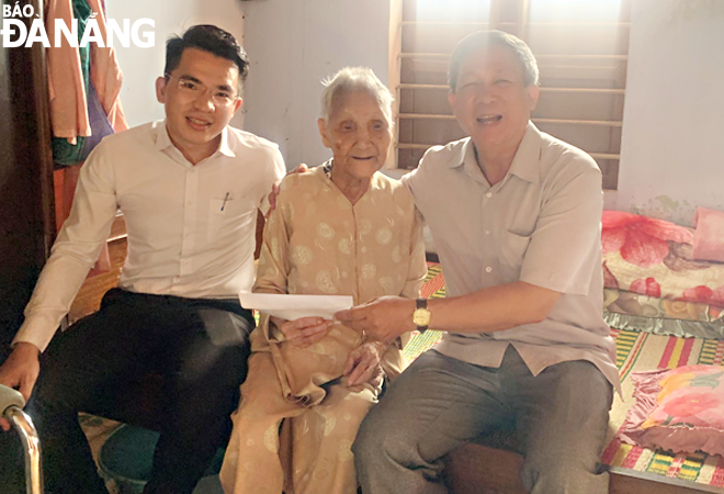 Cán bộ quận Hải Châu đến thăm Bà mẹ Việt Nam anh hùng Phạm Thị Nghệ trong dịp Tết Nguyên đán 2021. Ảnh: DIỆP NHƯ