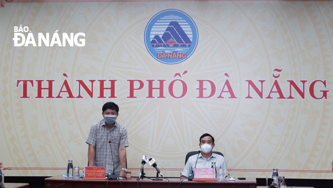 Da Nang Party Committee Deputy Secretary Luong Nguyen Minh Triet (left) delivered his address at a meeting to discuss measures to control COVID-19 in the outbreak in the Tho Quang Fishing Wharf on Sunday afternoon. Photo: PHAN CHUNG