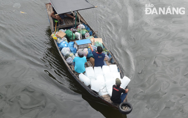 Các ghe, thuyền nhỏ cũng chở đá lạnh và hàng hóa đến các tàu cá đang neo đậu trên vịnh Mân Quang để khẩn trương ra khơi. Ảnh: HOÀNG HIỆP