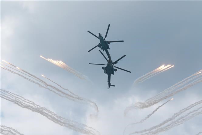 Phần trình diễn ấn tượng của đội bay thuật lái trực thăng Berkut. (Ảnh: Trần Hiếu/TTXVN)