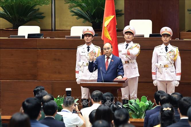 Chủ tịch nước Nguyễn Xuân Phúc tuyên thệ nhậm chức trước Quốc hội, đồng bào và cử tri cả nước. Ảnh: Dương Giang/TTXVN