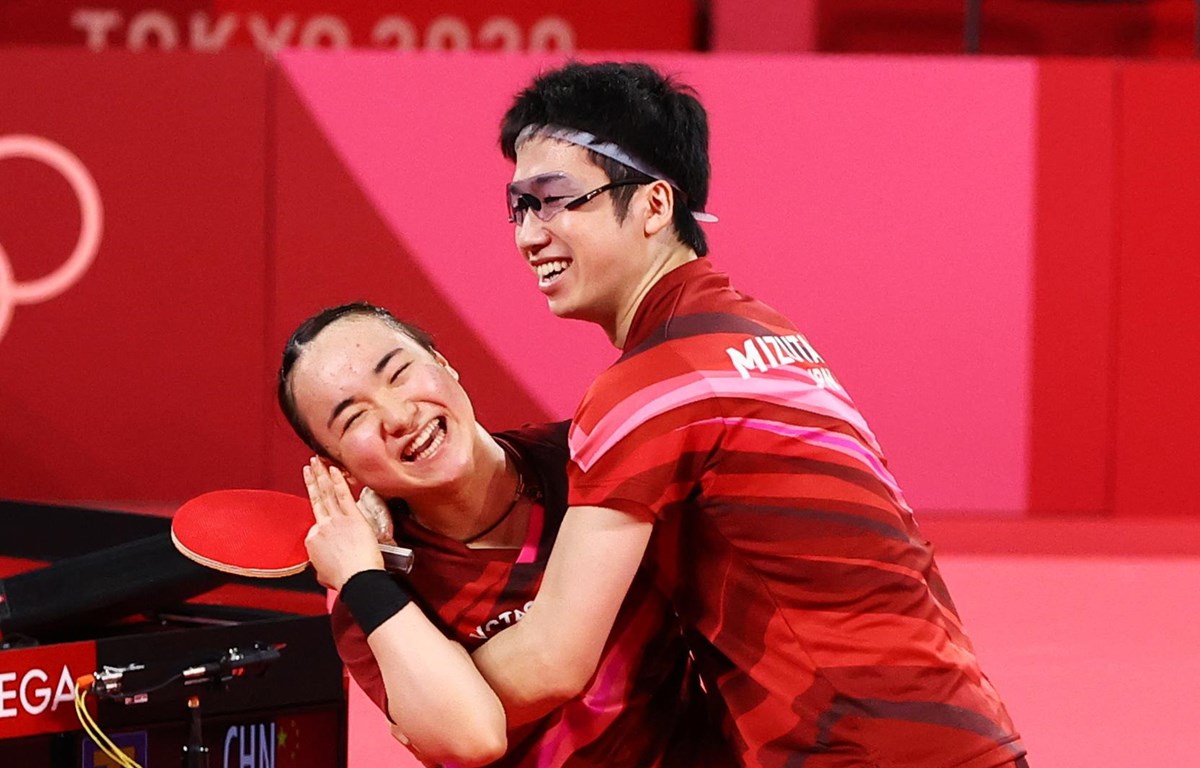 Cặp Jun Mizutani-Mima Ito của Nhật Bản giành huy chương Vàng ở môn bóng bàn. (Nguồn: Reuters)