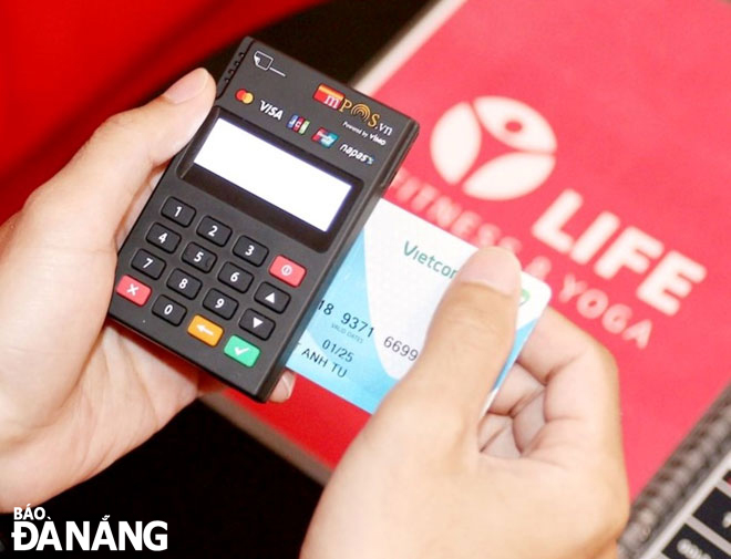 Bank cards are recommended to be used in online payments. Photo: Tieu Yen