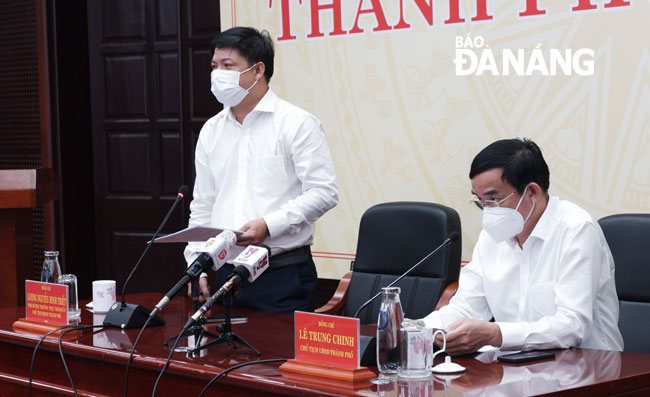 Phó Bí thư Thường trực Thành ủy Lương Nguyễn Minh Triết (trái) phát biểu chỉ đạo tại cuộc họp Ban Chỉ đạo Phòng, chống Covid-19 thành phố chiều 27-7. Ảnh: PHAN CHUNG