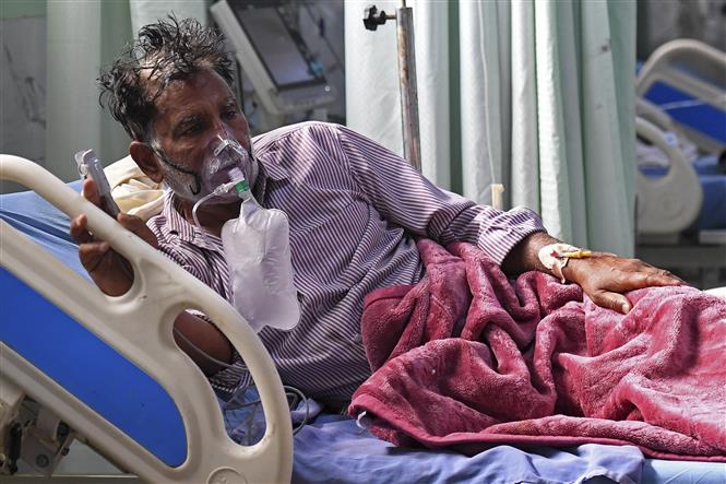 Bệnh nhân COVID-19 được hỗ trợ thở oxy tại bệnh viện ở Moradabad, Ấn Độ, ngày 5/5/2021. Ảnh: AFP/TTXVN