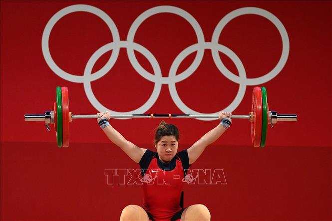 Vận động viên Việt Nam Hoàng Thị Duyên thi đấu ở nội dung cử tạ nữ hạng 59 kg tại Olympic Tokyo 2020 (Nhật Bản) ngày 27/7/2021. Ảnh: AFP/TTXVN