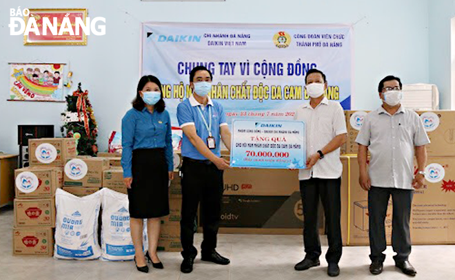 Đại diện Công ty CP Daikin Việt Nam (thứ hai, trái sang) trao hỗ trợ cho Hội Nạn nhân chất độc da cam Đà Nẵng. Ảnh: NGỌC CHÂN