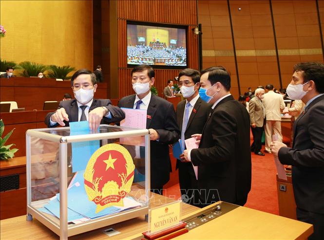 Các đại biểu Quốc hội bỏ phiếu phê chuẩn việc bổ nhiệm Phó Thủ tướng, Bộ trưởng và thành viên khác của Chính phủ bằng hình thức bỏ phiếu kín. Ảnh: Trí Dũng/TTXVN