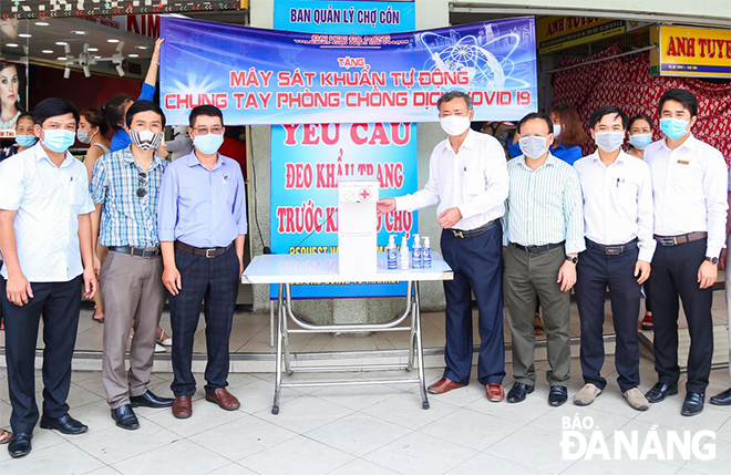 Students and lecturers from the Faculty of Physics, University of Education (University of Da Nang) present hand sanitizers to the Management Board of Con Market. Photo: D.H.L