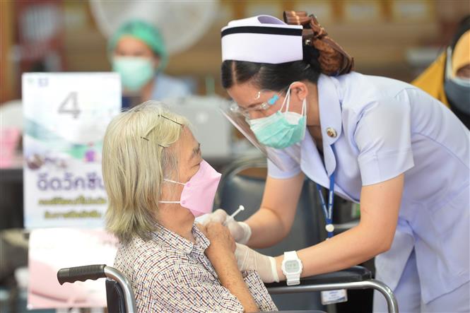 Nhân viên y tế tiêm vaccine phòng Covid-19 cho người dân tại Samut Prakan, Thái Lan, ngày 26-7-2021. Ảnh: THX/ TTXVN
