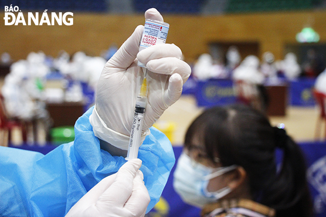 tổng số liều vắc-xin Moderna Đà Nẵng được Bộ Y tế phân bổ là 33.600 liều (tương đương 2.400 lọ vắc-xin), sẽ được cấp 2 đợt để tiêm chủng đủ 2 mũi cho 16.800 người. Ảnh: XUÂN DŨNG