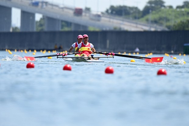 Cặp vận động viên Lường Thị Thảo (trước) và Đinh Thị Hảo thi đấu nội dung rowing đôi nữ hạng nhẹ tại Olympic Tokyo 2020 diễn ra ở Nhật Bản, ngày 24-7-2021. (Ảnh: AFP/TTXVN)
