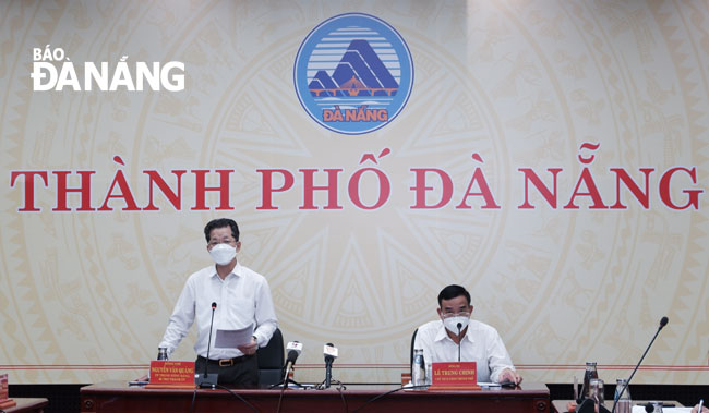 Bí thư Thành ủy Nguyễn Văn Quảng (trái) chỉ đạo tại cuộc họp phòng, chống Covid-19 chiều 30-7. Ảnh: PHAN CHUNG