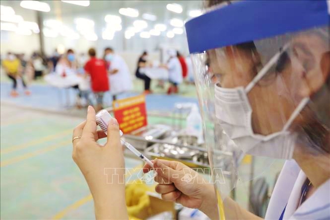 Nhân viên y tế tiêm vaccine phòng COVID-19 cho công nhân lao động tại các công ty thuộc khu công nghiệp. Ảnh: Minh Quyết/TTXVN.